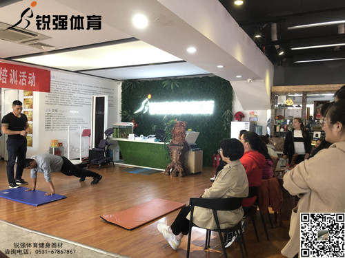 员工训练动作指导.jpg 员工训练动作指导.jpg